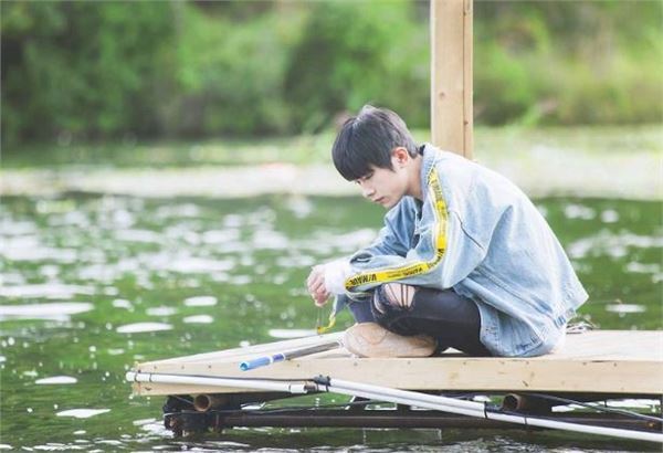 男明星最霸气的坐姿,杨洋光着脚丫子,鹿晗这坐