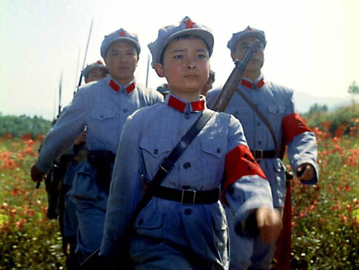 一天，反动地主胡汗三前来捉拿东子的母亲，眼看形势危急，冬子妈决定留下来掩护其他群众撤退。在连扔两枚手榴弹砸死多名敌人后，冬子妈亦英勇就义。目睹了妈妈被敌人杀害的惨况，冬子决心用自己的力量为母亲报仇。 
冬子开始用自己的机智与勇敢与敌人周旋，暗中帮当地的游击队送盐送信。通与敌人的斗争，冬子渐渐成长，替母亲报仇的时刻也终于来到。