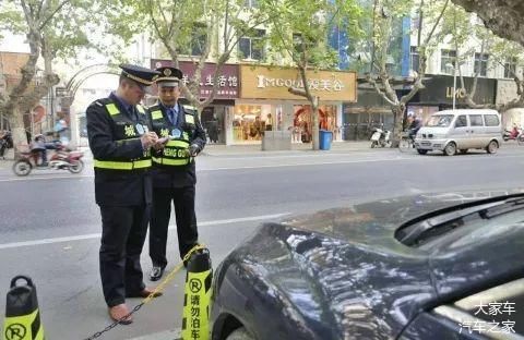 没事别得罪城管,小心被他们贴罚单!