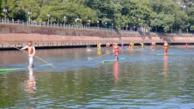 “水上轻功”独竹漂：一根竹子撑起的黔北民间绝活