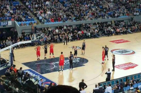 中国男篮蓝队遭主场哨！8人被罚下只能4打5