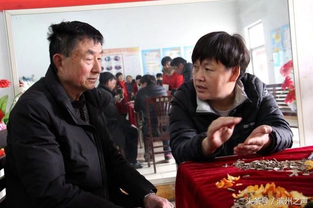 滨北社区志愿者入户收集业主意见 做业主和物