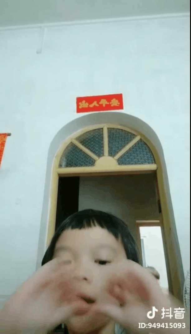 小女孩玩抖音,误将洗澡妈妈入境,视频引网友疯