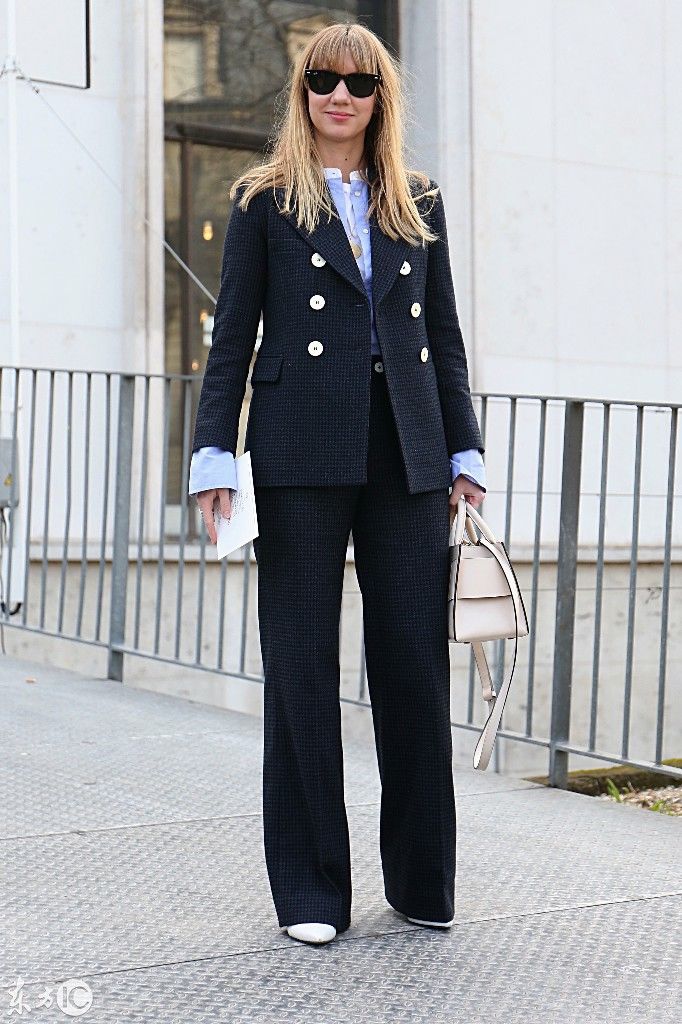 模特在法国巴黎时装周的街上展示不同风格的时