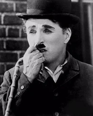 卓别林的肥裤子和破礼帽,还有那一撇小胡子和大头鞋,外加一根从不离手