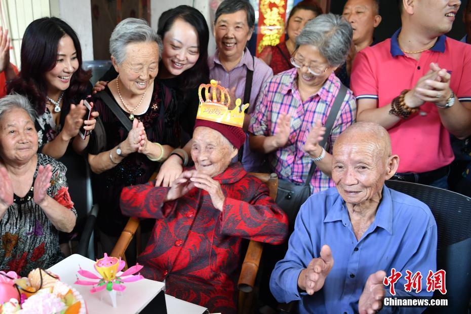 成都最年长老人迎来117岁生日 子孙已超百人