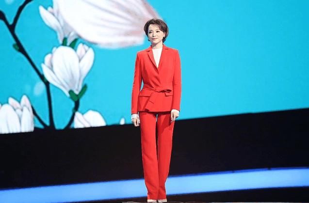 董卿一双高跟鞋走天下!堪称主持界最会过日子