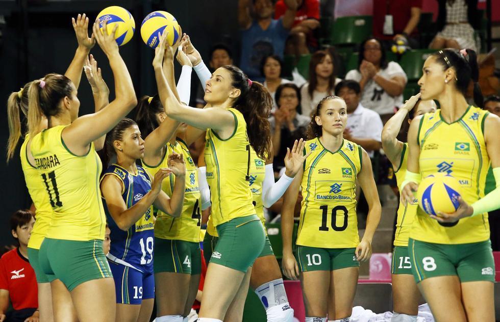 第十名：巴西女子排球队。作为世界女子排球强国，巴西队一直都是奥运会的冠军热门队。巴西女子排球队曾在08年和12年连续两届奥运会夺得冠军。但就在当地时间本周二晚间进行的奥运会女子排球四分之一决赛中，东道主巴西2-3负于顽强的中国队，三连冠的梦想就此破灭。中国队的姑娘们更是一路杀进了决赛，时隔12年再度创造辉煌。