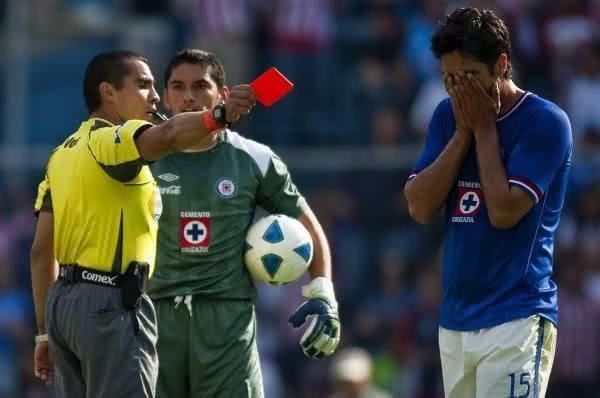 足球比赛中,球打到裁判折射进入球门算不算进