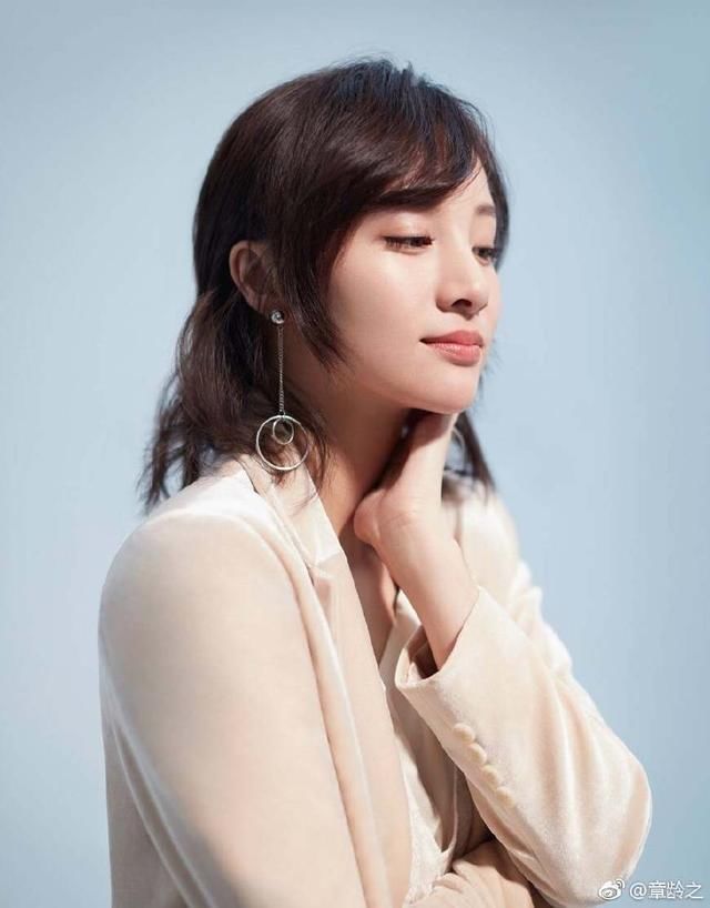 章龄之晒干练写真,调侃自己却老是装可爱