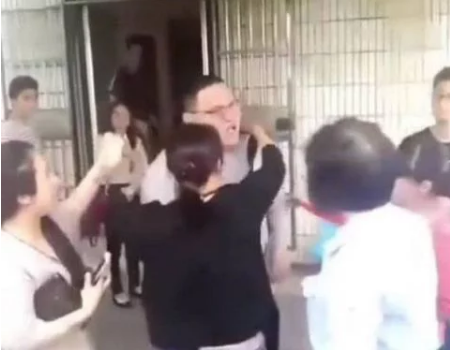 30岁男子考科目三 刚出考场就抱着妻子痛哭