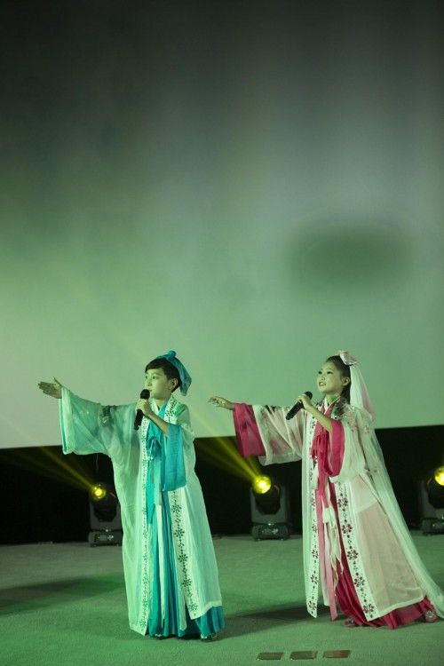 兰黛童星协助北京市慈善义工联合会举办关爱贫