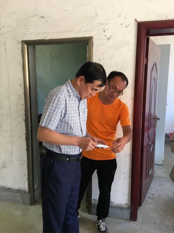 西安市科技局高继平副局长看望慰问贫困户