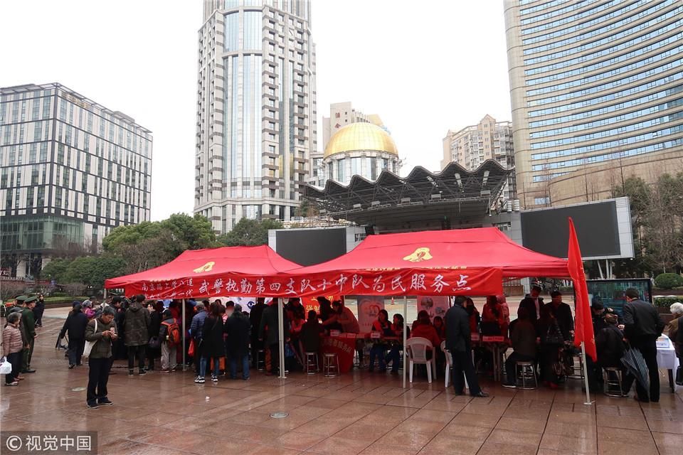 南京路学雷锋活动好热闹 志愿者各展其能为市