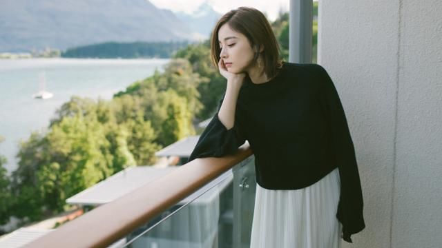 尴尬了古力娜扎!牛仔裤穿出宽腿缝,怪不得路人