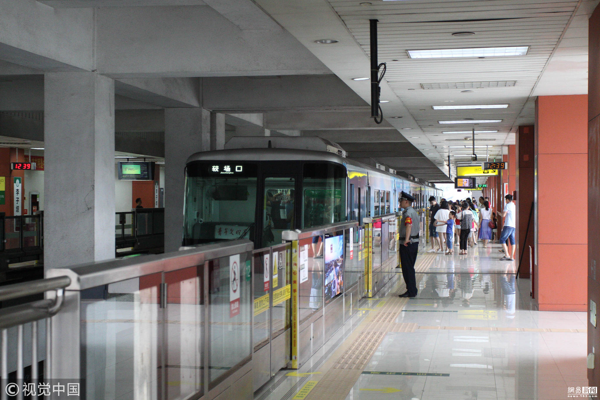 2018年8月22日，重庆，众多游客在轨道2号线李子坝站前滨江路新建的观景平台上拍照，打望“轻轨穿楼”带来新体验。