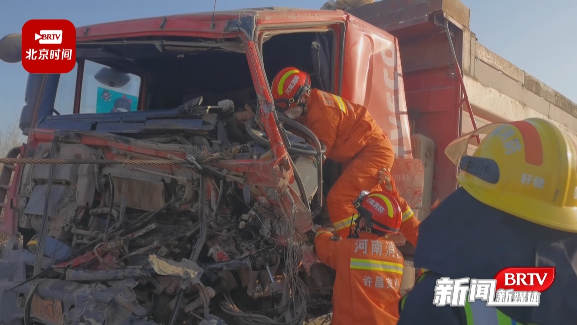 路面结冰致两辆货车发生追尾,寒潮天开车要注意! 路面结冰致两辆货车发生追尾,寒潮天开车要注意!