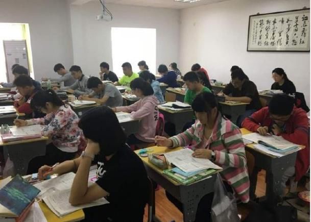 毛坦厂中学8000多人报名复读,每年轻松赚亿元