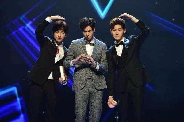 关晓彤靠星光大赏成功洗白,而两位女星的小细