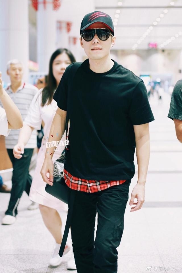 陈学冬最近换新发型了,板寸头更凸显帅气的五官.