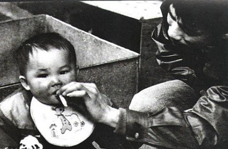 80年代老照片:巩俐20岁泳装照无与伦比,最后一