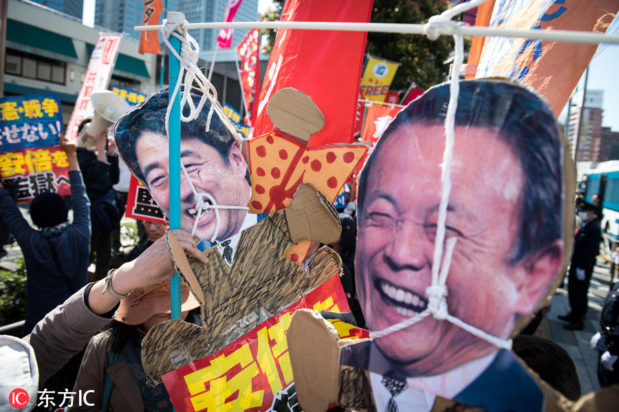 日本首相森友学园丑闻民怨沸腾 安倍被要求下台遭恶搞变"囚犯