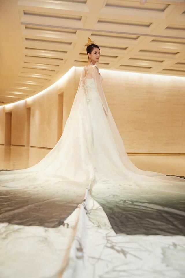 一场红毯众女星心机选裙,佟丽娅羽毛裙俏皮灵