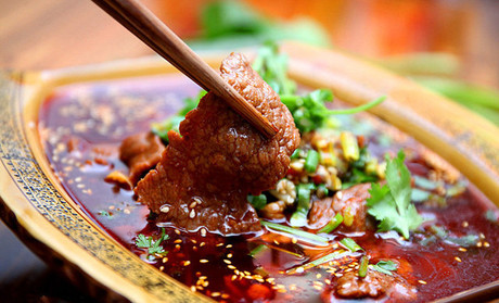 冒菜,其实就是把各种素菜荤菜,像是豆芽,藕片,豆腐,鸡肉,猪肉,牛肉等