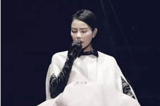 王菲上综艺节目会自砸招牌?看了大S小S采访她