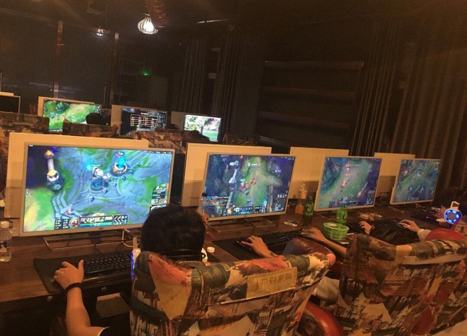 绝地求生应该是彻底凉了,现在去网吧几乎都是玩lol的居多