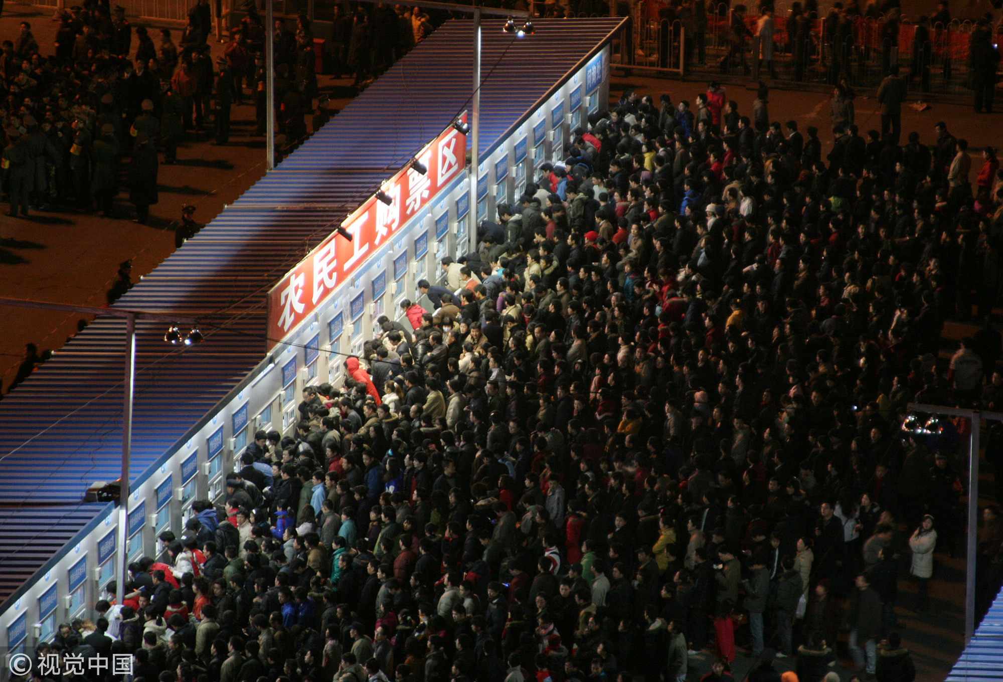 2007年2月10日晚7时许，北京西站售票广场，聚满了排队购票的旅客。春运进入第8天，北京西站迎来购票高峰。图/视觉中国