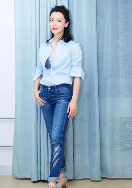 47岁俞飞鸿和41岁陈数,同穿蓝色衬衣,穿错裤子