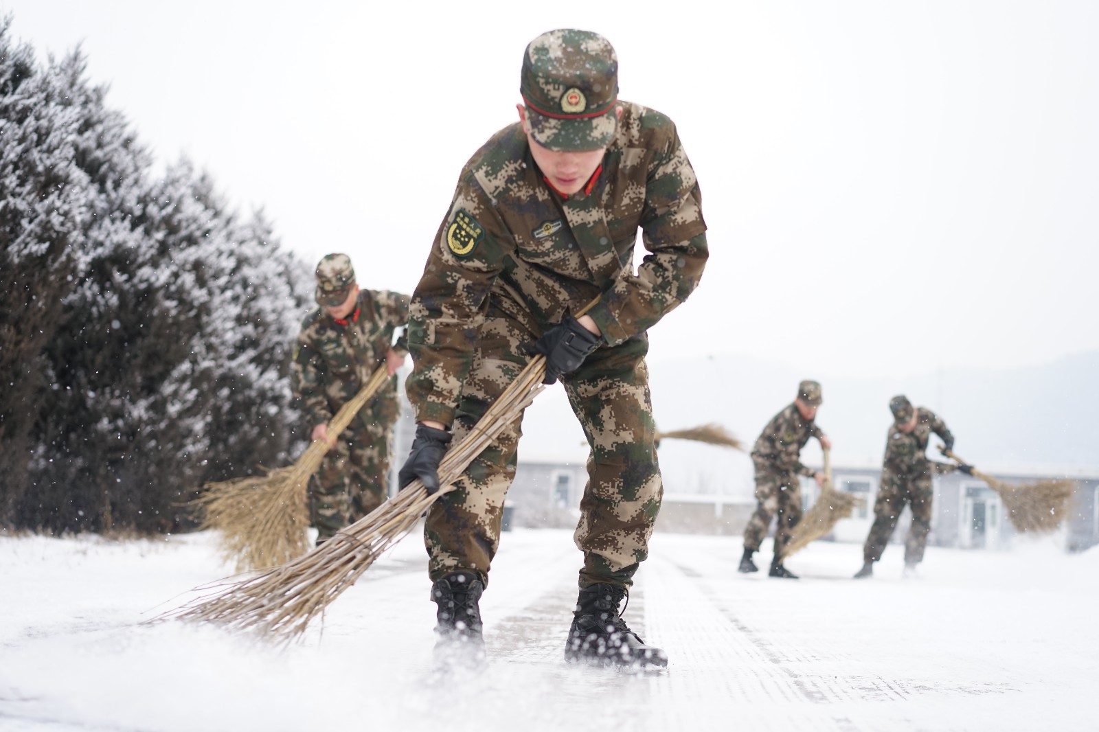 北京下雪:武警战士扫雪忙