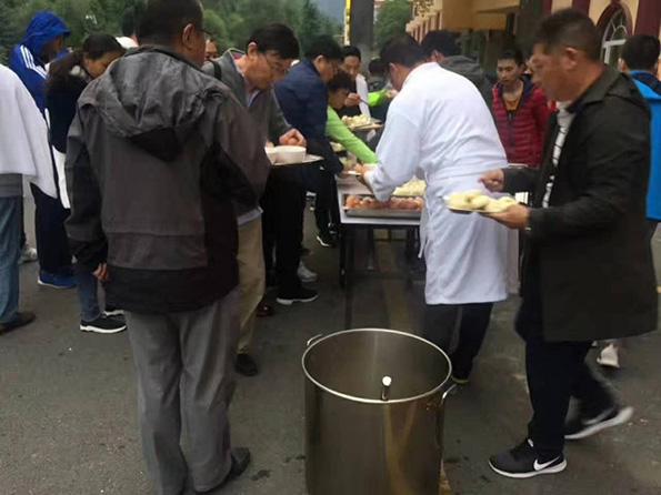 地震震后首日:救援队进村排查,外卖员自发送物