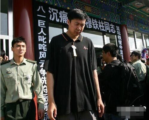 探访亚洲第一中锋穆铁柱墓地,墓志铭述其一生,大郅郑海霞泪别