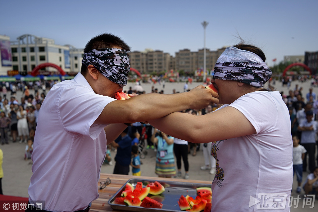 甘肃酒泉：男女蒙眼互喂吃西瓜比赛 有人90秒吃掉6.47斤