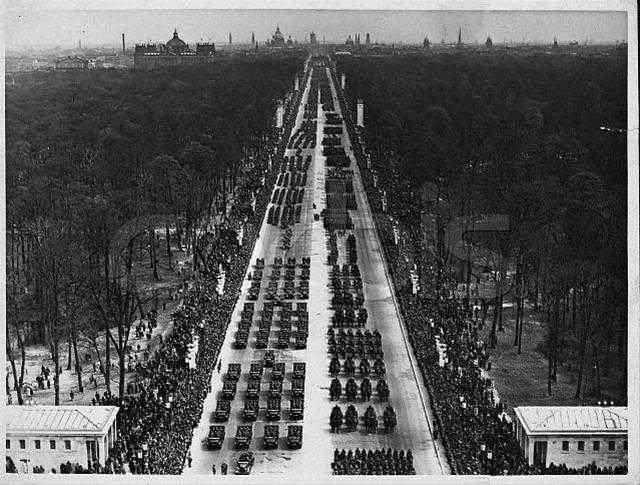 老照片:二战时期德国阅兵时候的真实写照,告诉