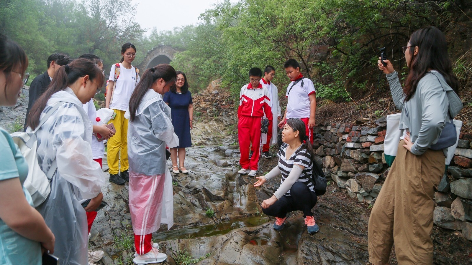 “笃学重实践·地理勇攀登”大中小学生思政一体化主题实践活动举行 “笃学重实践·地理勇攀登”大中小学生思政一体化主题实践活动举行