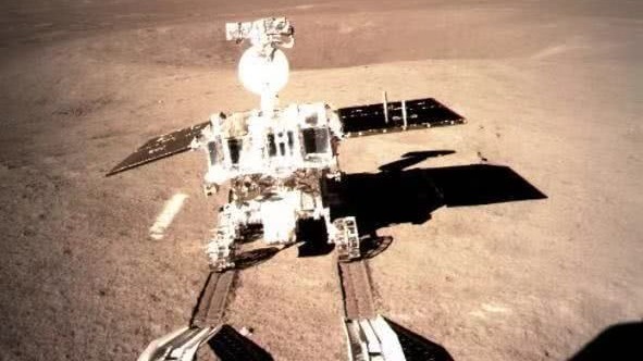 玉兔二号在月背留下人类探测器第一行“脚印” 玉兔二号在月背留下人类探测器第一行“脚印”