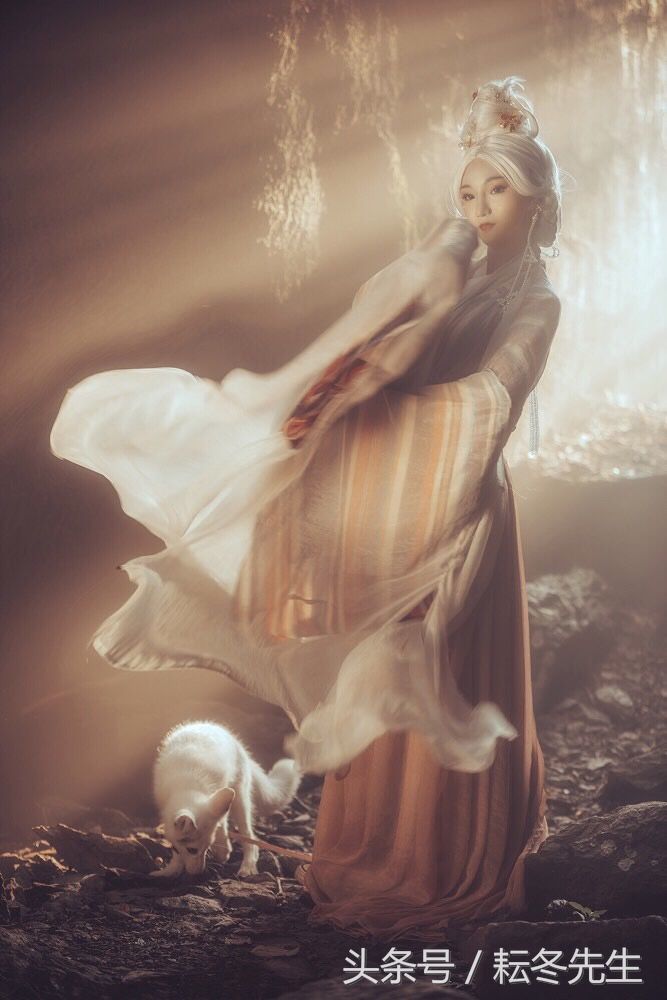 美女扮"狐仙"九条尾巴太逼真,身下盘卧小狐狸,一个回眸太灵魅