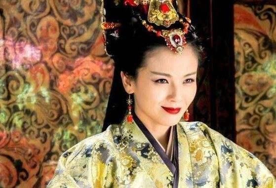 女星古装黑化后的妆容改变,李沁变妩媚,赵丽颖