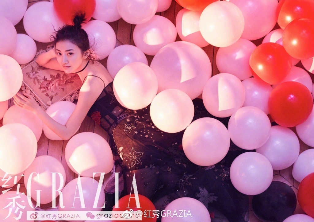 放大招!景甜登杂志封面手持长剑气场足 放大招!景甜登杂志封面手持长剑气场足