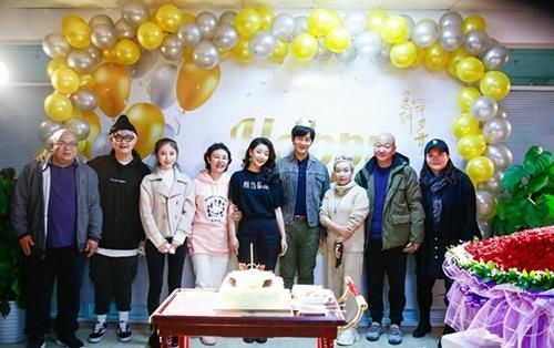 黄晓明40岁生日,剧组999朵玫瑰比不上baby一