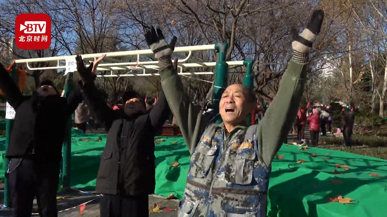 200多位大爷大妈一起仰天大笑:健身操很适合老人,一天不做不舒服! 200多位大爷大妈一起仰天大笑:健身操很适合老人,一天不做不舒服!