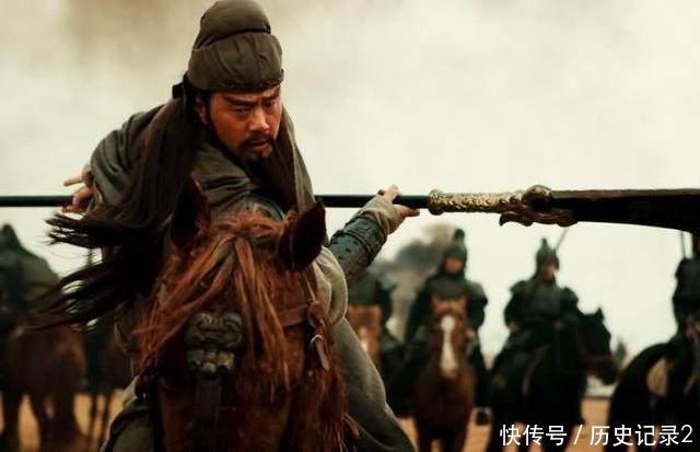 关羽斩将都是秒杀, 为何遇到庞德那么费劲? 关平心里最清楚!