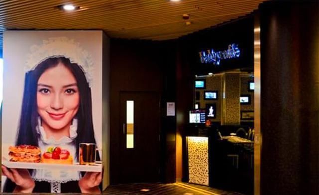 很多去过的顾客都纷纷表示店内店外导出都是angelababy的巨幅画像