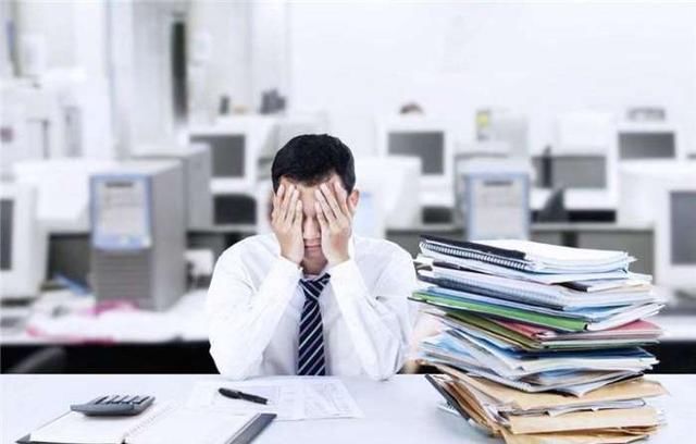 同学聚会,穷小子悄悄买单,回去看到微信群,让