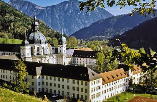 全世界最富有最安全最和平最多福利的国家,景