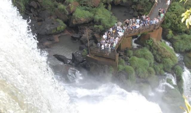 这地狱般的瀑布,被称为魔鬼之喉,巴拉圭只能