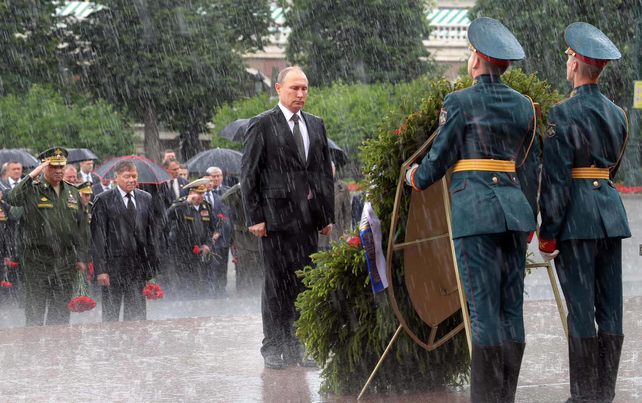 当地时间2017年6月22日，俄罗斯莫斯科，俄罗斯举行纪念卫国战争开始76周年活动，总统普京向克里姆林宫墙无名烈士墓献花圈，纪念在苏联反纳粹战争中牺牲的人们。